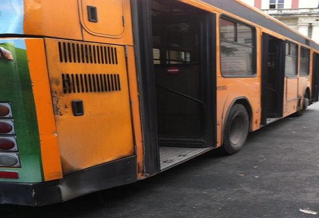 NAPOLI: 6 WRITERS COLORANO AUTOBUS DI LINEA ANM